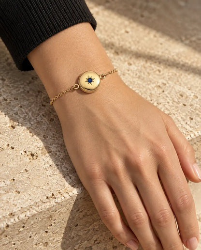 Femme portant le bracelet médaillon rond fermé