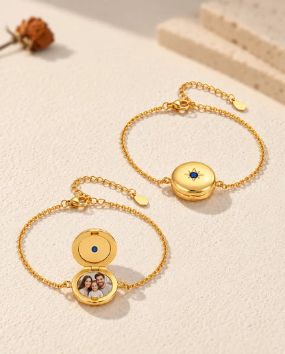 Deux bracelets médaillon rond, l’un fermé et l’autre ouvert sur une photo de famille