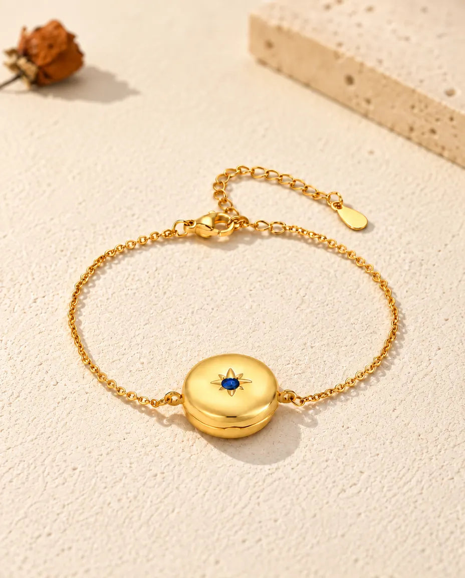 Bracelet médaillon rond fermé vu en contre-plongée, pierre de naissance dans l’étoile