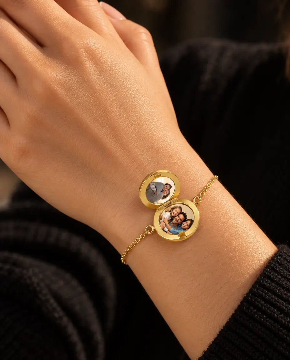 Femme portant le bracelet médaillon rond ouvert sur deux photos
