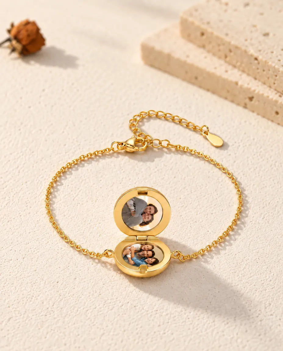 Bracelet médaillon rond ouvert avec deux photos, vu en contre-plongée