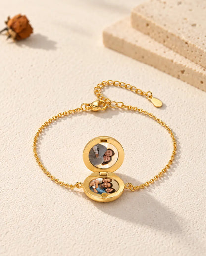 Bracelet médaillon rond ouvert avec deux photos, vu en contre-plongée