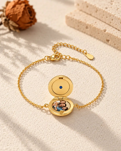 Bracelet médaillon rond ouvert avec une photo, vu en contre-plongée