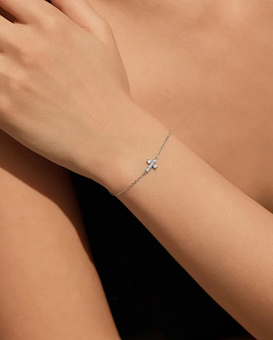Bracelet Moissanite Croix en argent 925 – charm croix couleur D, fine chaîne à maillons réglable pour femme
