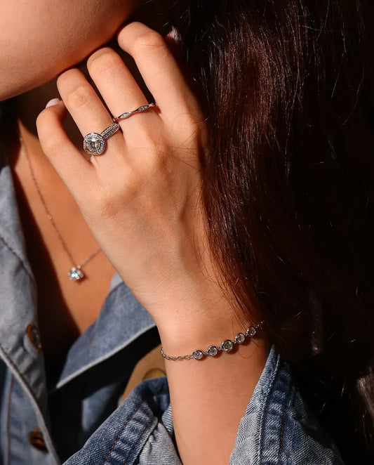 Bracelet Moissanite Serti Clos en Argent 925 - porté au poignet, main près du visage