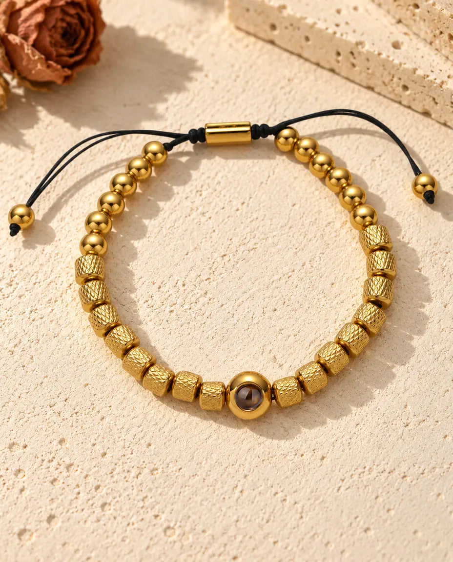 Vue de dessus du bracelet de perles doré photo projection avec son cordon coulissant