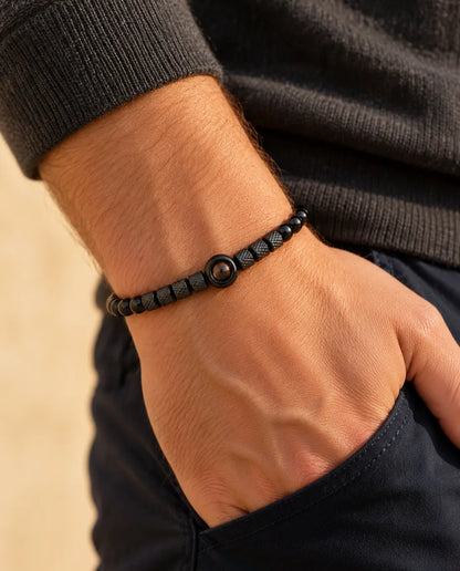 Homme portant le bracelet de perles noir photo projection, la main glissée dans sa poche