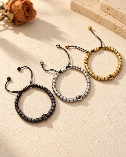 Trois bracelets de perles, doré, argenté et noir, côte à côte