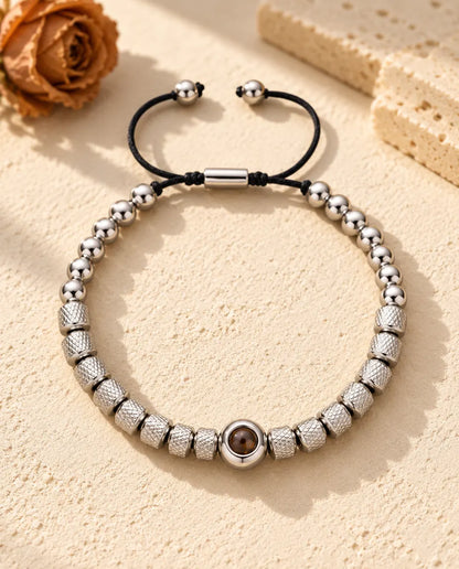 Bracelet argenté à perles texturées et perle de projection ronde