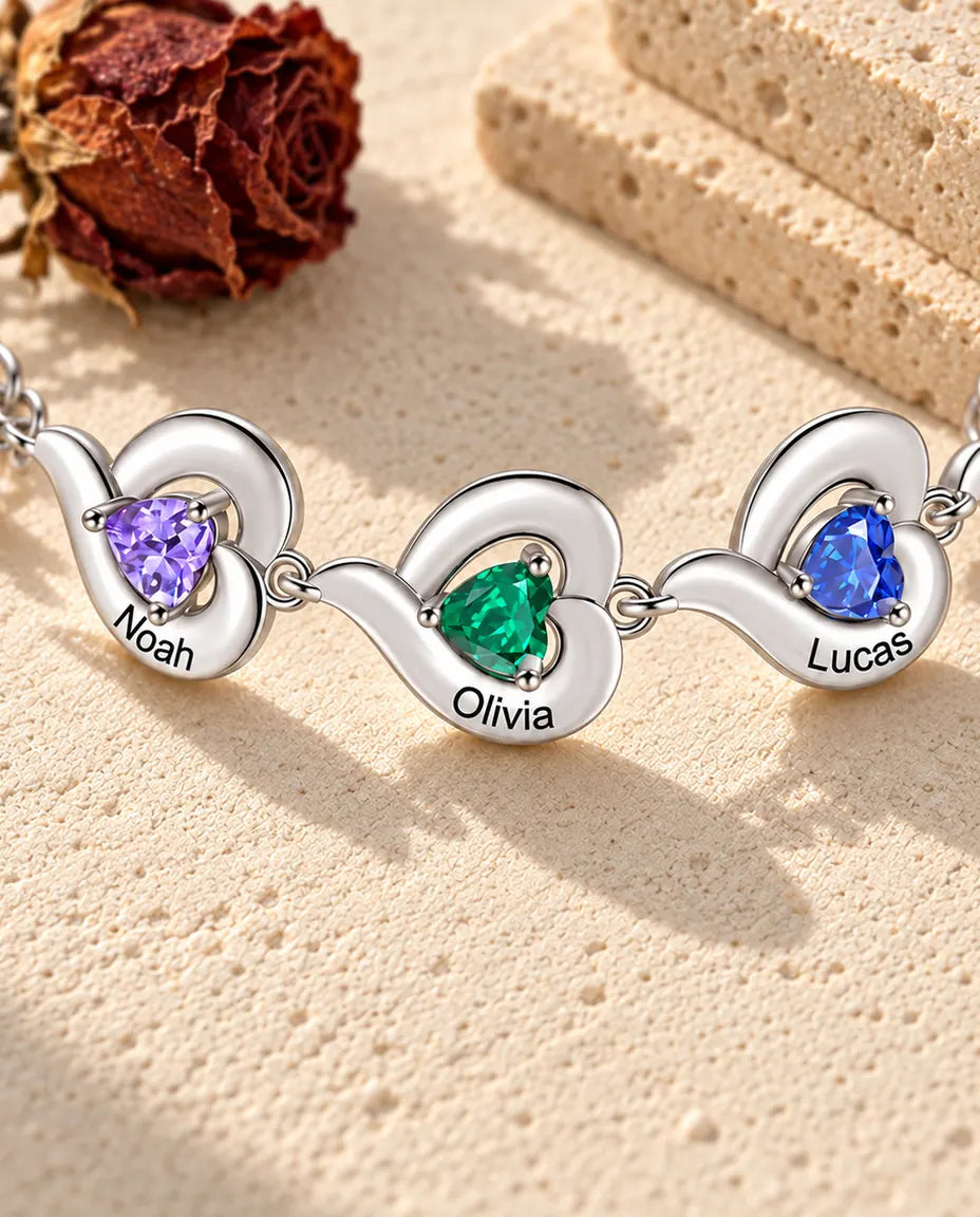 Bracelet Personnalisé Femme - gros plan des prénoms gravés et des pierres de naissance