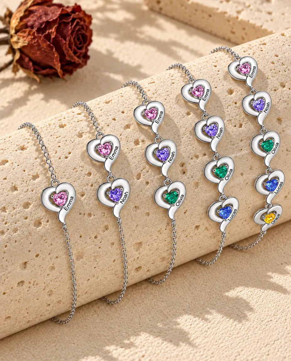 Bracelet Personnalisé Femme - plusieurs versions côte à côte sur un support en céramique