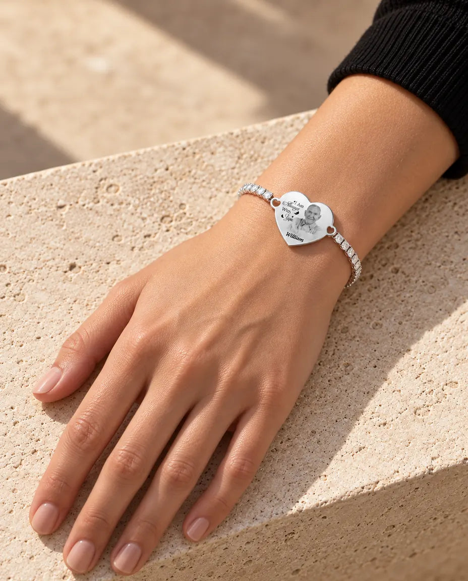 Femme portant à son poignet le bracelet tennis cœur photo gravé, version argentée