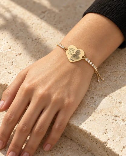 Femme portant le bracelet tennis cœur photo gravé dans sa version dorée
