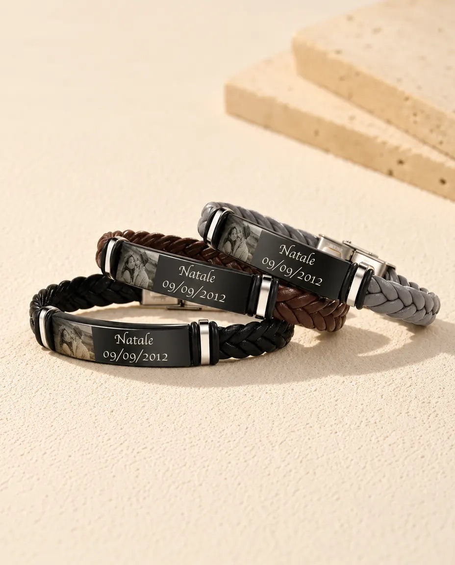 Bracelet Photo Homme - plusieurs versions côte à côte sur un support en céramique