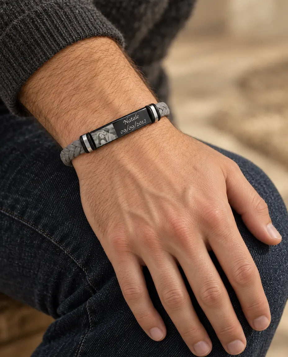 Bracelet Photo Homme - porté au poignet, gros plan