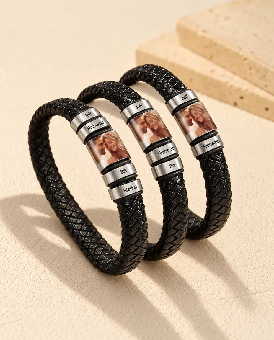 Bracelet Photo Homme - plusieurs versions côte à côte sur un support en céramique