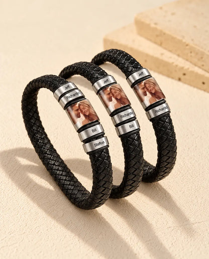 Bracelet Photo Homme - plusieurs versions côte à côte sur un support en céramique