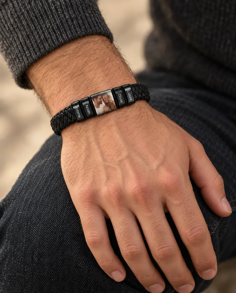Bracelet Photo Homme - porté au poignet, gros plan