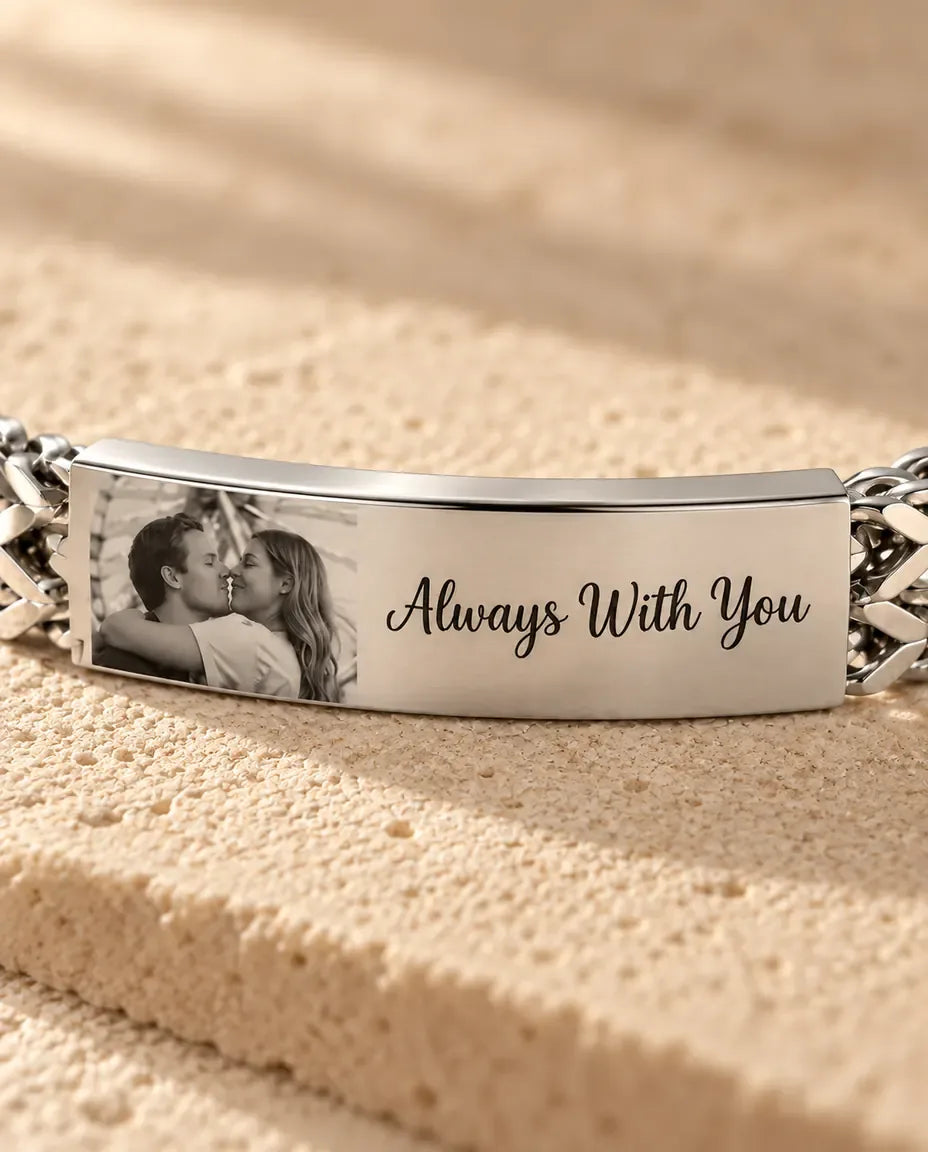 Bracelet Photo Homme - gros plan de la plaque d’identité photo gravée