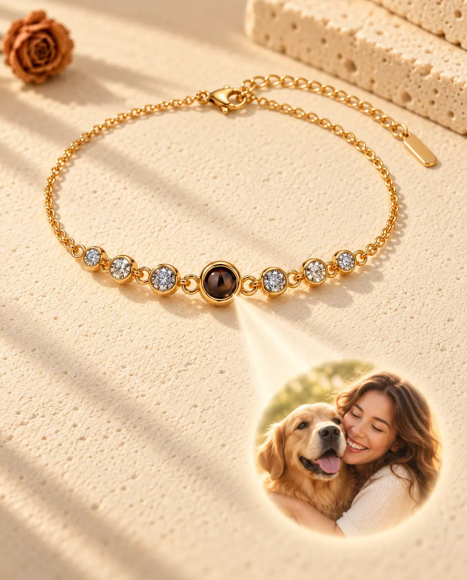 La lumière traversant la pierre brune du bracelet doré projette la photo ronde d'une femme et son chien