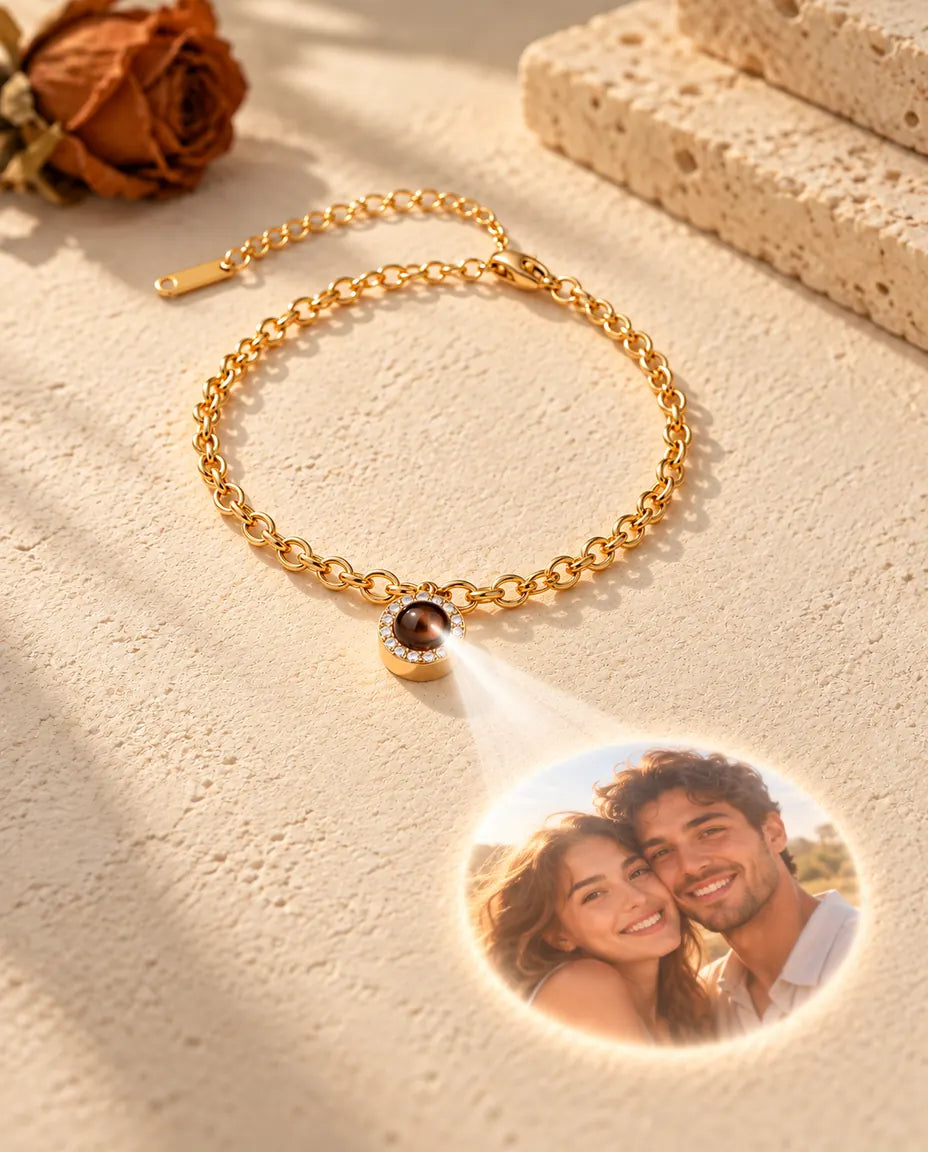 La lumière traverse la pierre brune du bracelet zircons doré et projette une photo ronde
