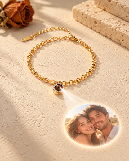La lumière traverse la pierre brune du bracelet zircons doré et projette une photo ronde