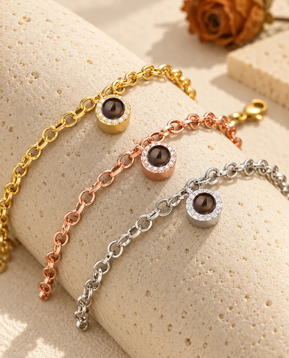 Bracelets zircons doré, or rose et argenté posés sur un bloc de travertin
