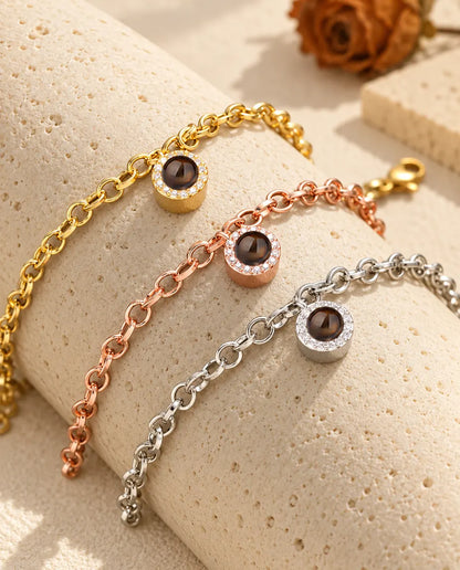 Bracelets zircons doré, or rose et argenté posés sur un bloc de travertin