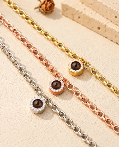 Gros plan de trois bracelets zircons doré, or rose et argenté