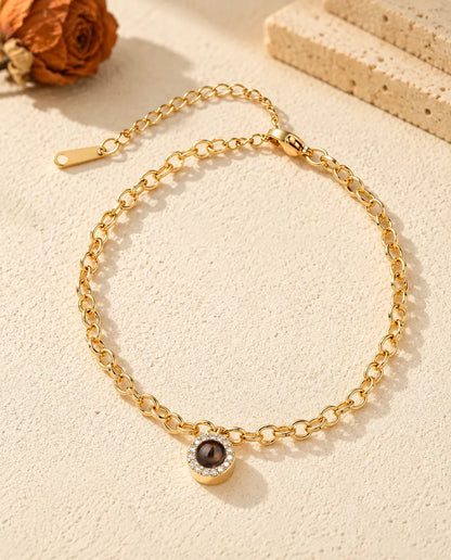 Vue de dessus du bracelet zircons doré avec sa chaîne de rallonge