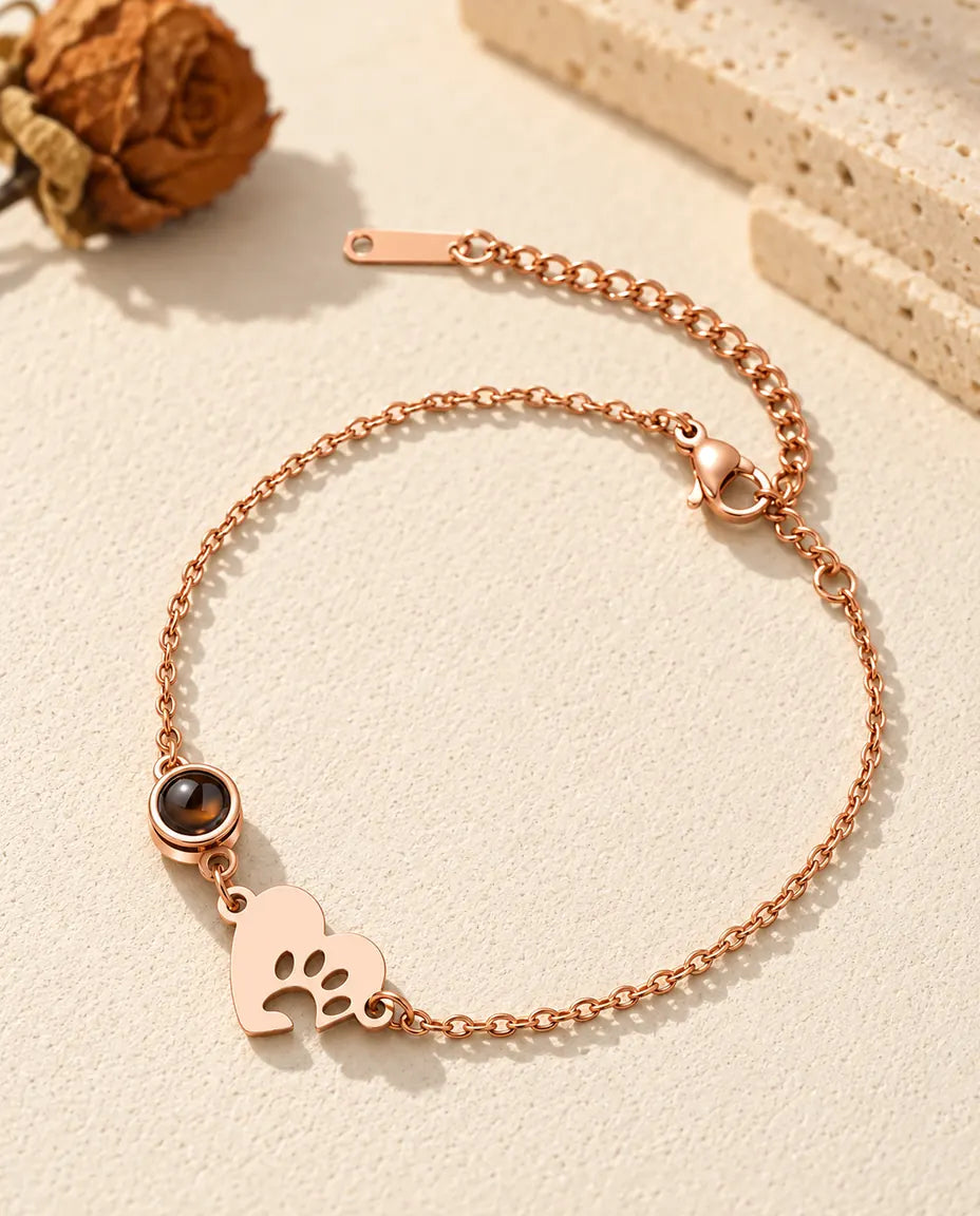 Bracelet cœur empreinte de patte couleur or rose avec pierre ronde et fermoir mousqueton