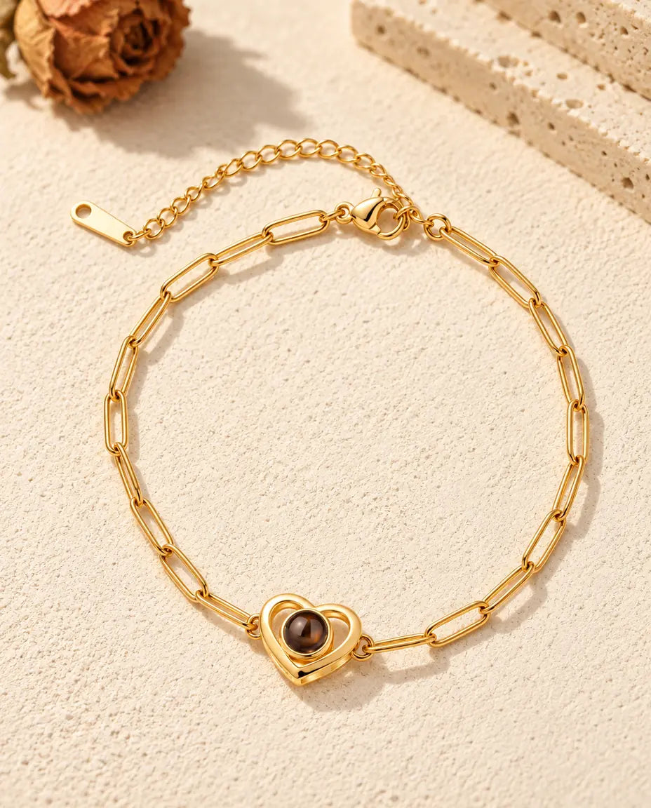 Vue de dessus du bracelet double cœur doré avec sa chaîne de rallonge