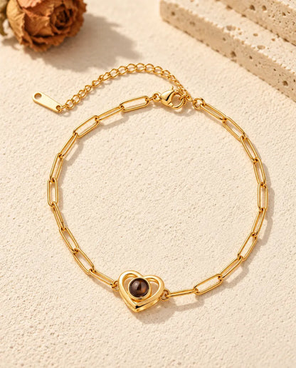 Vue de dessus du bracelet double cœur doré avec sa chaîne de rallonge