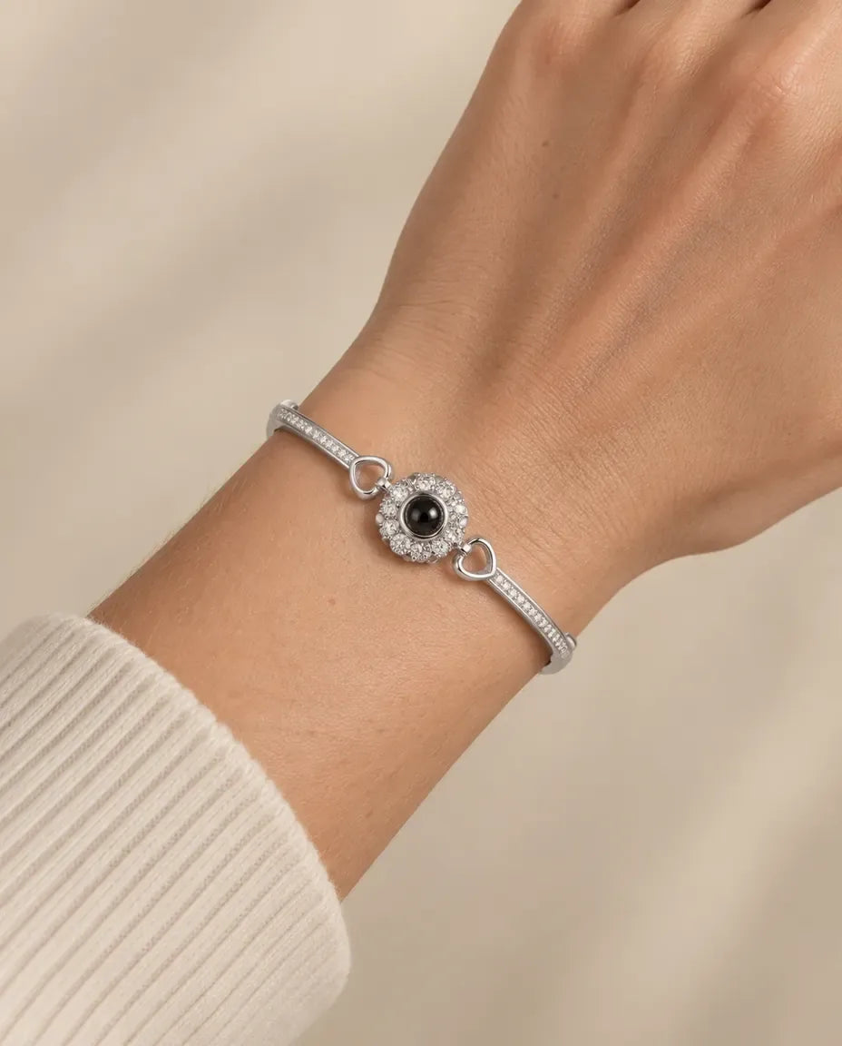 Bracelet Photo Personnalisé - porté par un mannequin