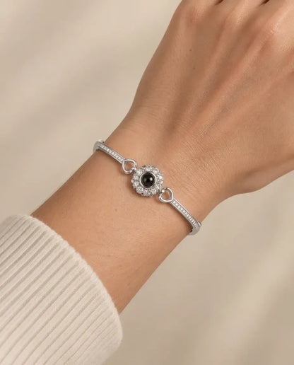 Bracelet Photo Personnalisé - porté par un mannequin