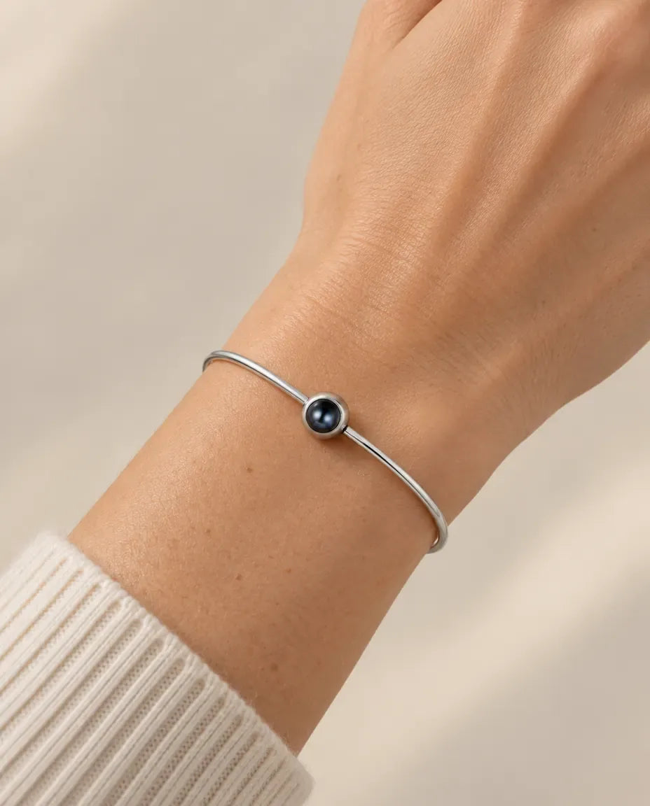 Bracelet Photo Projection Personnalisé avec Photo à l'Intérieur - porté par un mannequin