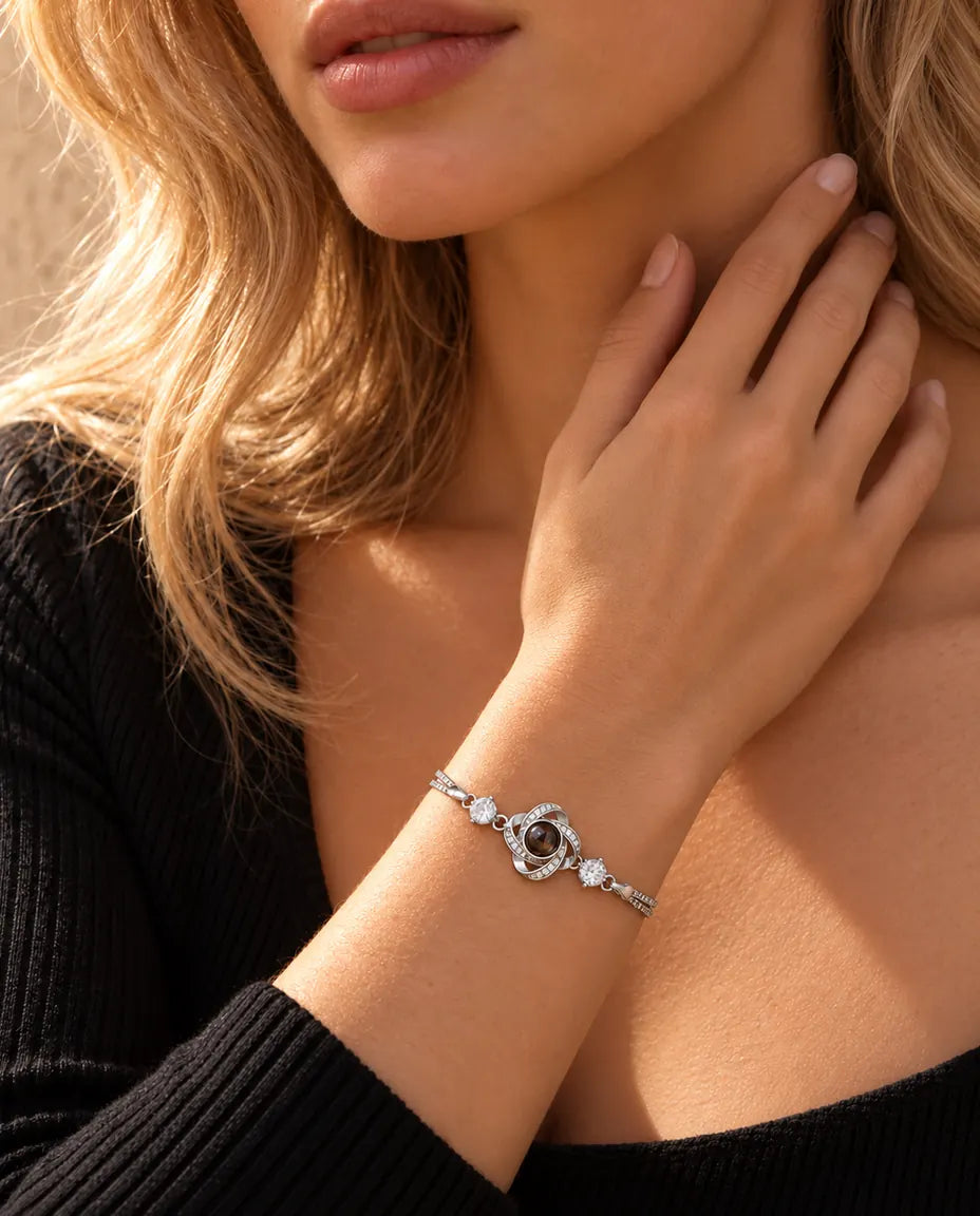 Femme effleurant son cou, portant le bracelet nœud d'amour argenté avec photo cachée
