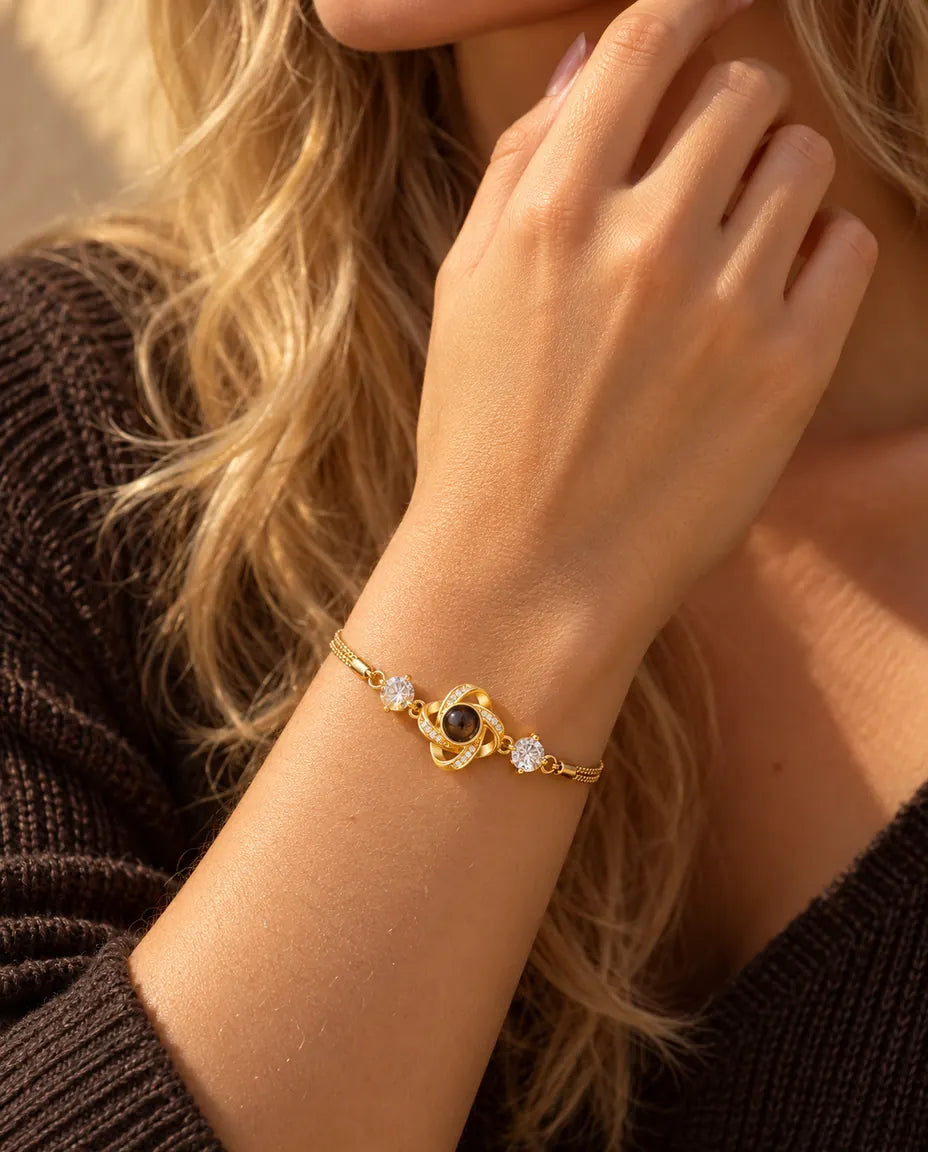 Gros plan du bracelet nœud d'amour doré à zircons au poignet, près du menton