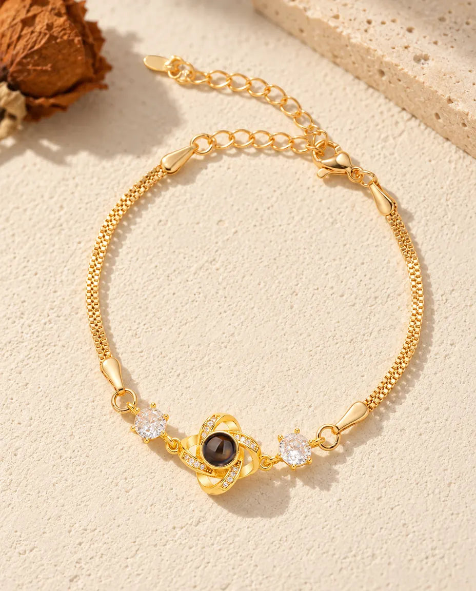 Vue de dessus du bracelet nœud d'amour doré avec photo cachée dans la pierre