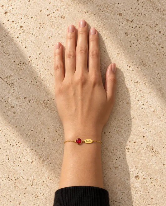 Bracelet Pierre de Naissance avec Prénom - porté par un mannequin