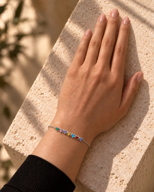 Bracelet Pierres de Naissance Personnalisé - porté par un mannequin