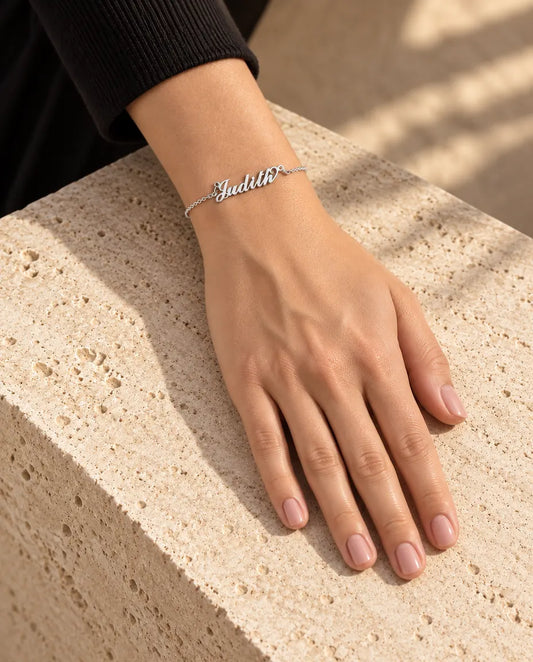 Bracelet Personnalisé Femme - porté par un mannequin