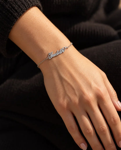 Bracelet Personnalisé Femme - porté au poignet, gros plan