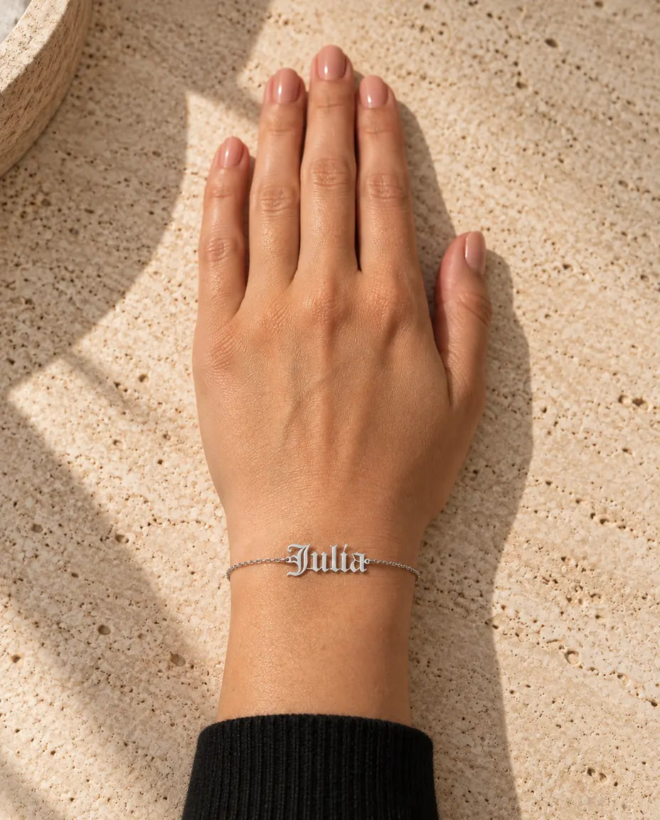 Bracelet Gravé Femme - porté par un mannequin