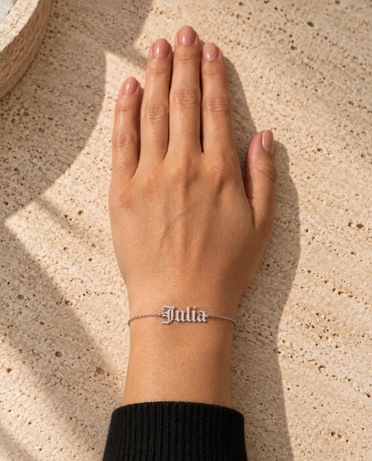 Bracelet Gravé Femme - porté par un mannequin