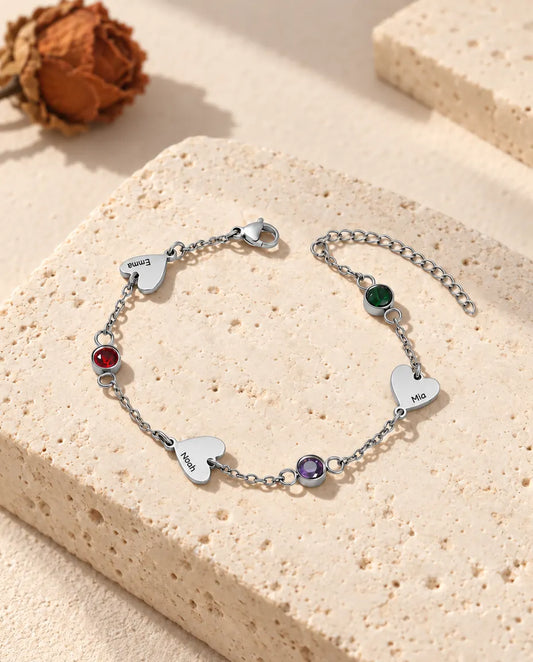 Bracelet prénoms personnalisé en acier inoxydable avec trois cœurs gravés et trois pierres de naissance