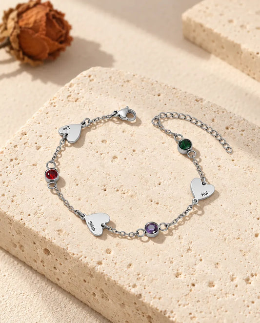 Bracelet prénoms personnalisé en acier inoxydable avec trois cœurs gravés et trois pierres de naissance