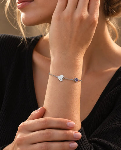 Femme portant le bracelet cœur prénom et pierre de naissance, avec un seul cœur gravé