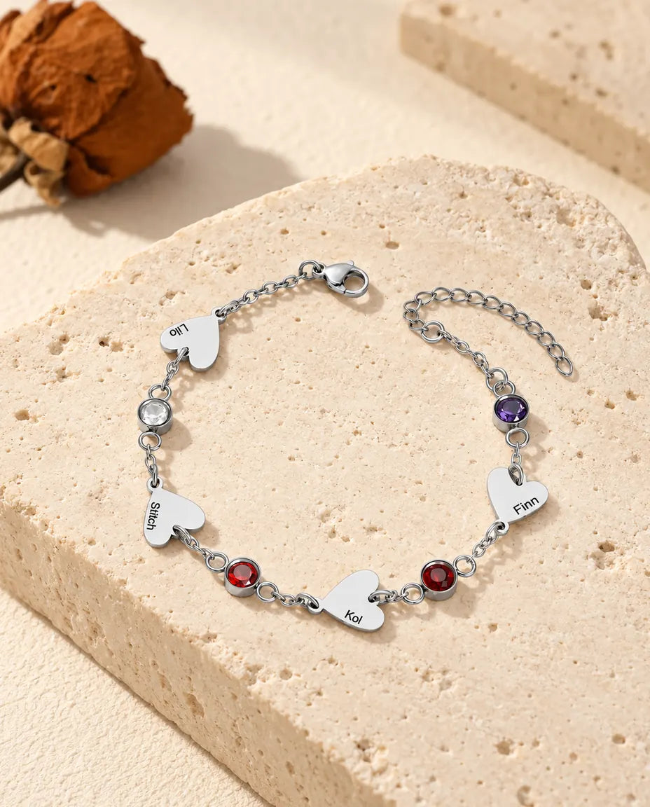 Bracelet famille quatre prénoms avec quatre cœurs gravés et quatre pierres de naissance