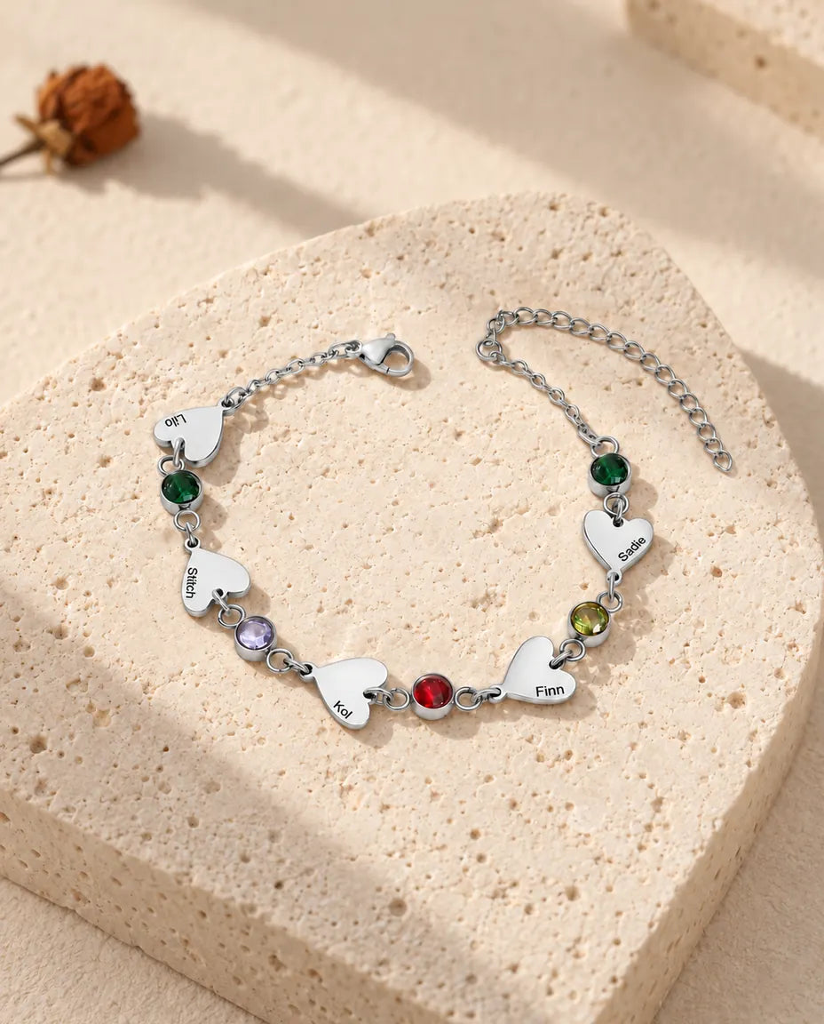Bracelet cinq prénoms avec cinq cœurs gravés et cinq pierres de naissance
